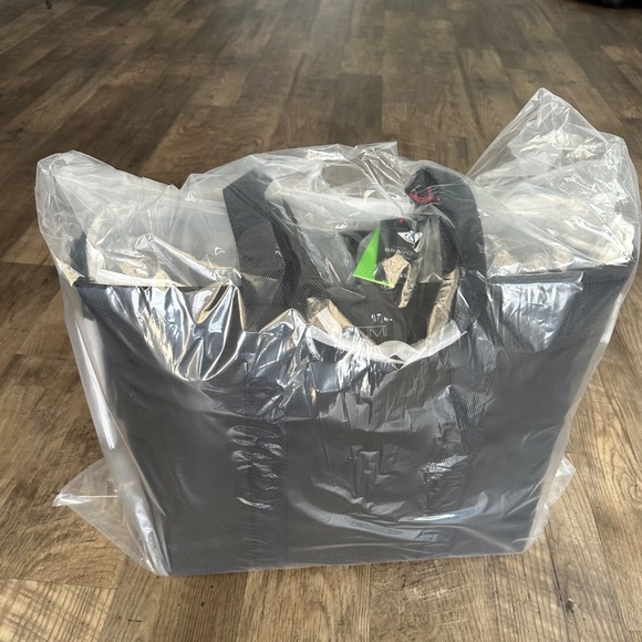 Tumi NWT- 148968-1041/Alpha Bravo Essential Large East West Tote- Black - Picture 12 of 13